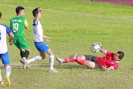 Pha tranh bóng trong trận giữa Trà Ôn (áo xanh) thắng Mang Thít 2-1.