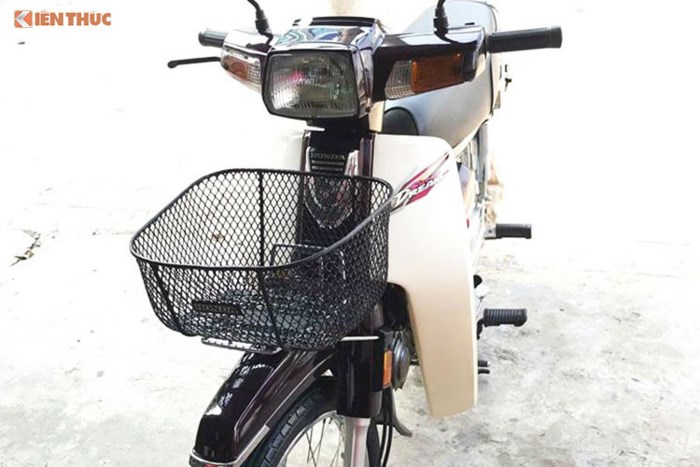 So với phiên bản xe máy Honda Dream II của Thái Lan, Super Dream tại Việt Nam đã có một số điểm khác biệt nhỏ. Ở phía trước, mặt nạ của xe đã có thiết kế mới so với Dream Thái, đồng thời ở bên yếm trái của xe là tem chữ Super Dream thay vì 