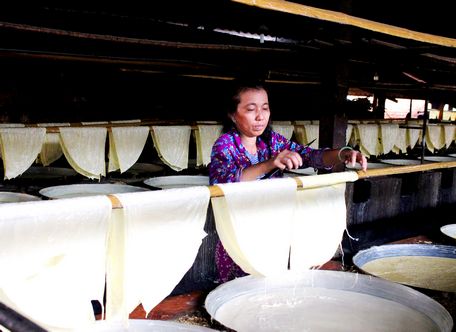 Sản xuất tàu hủ ky ở làng nghề Mỹ Hòa.