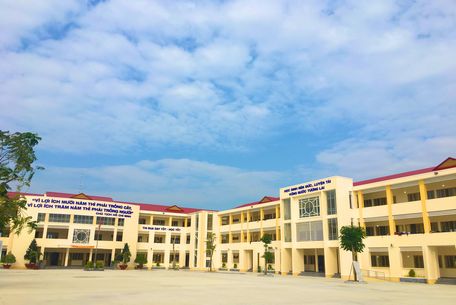 Trường THPT Song Phú được xây dựng theo hình thức “Chìa khóa trao tay” do Ngân hàng TMCP Bưu điện Liên Việt hỗ trợ.