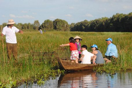 Du khách tham quan, trải nghiệm mùa nước nổi tại Vườn Quốc gia Tràm Chim