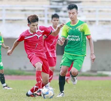 Pha tranh bóng trong trận giữa Hoàng Khanh (6, Trà Ôn- áo xanh) trước Anh Khoa (18, Vũng Liêm).