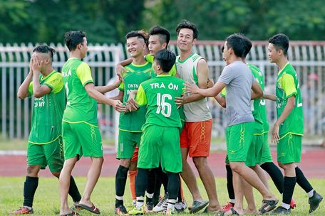  Niềm vui chiến thắng của đội Trà Ôn sau loạt sút luân lưu 11m.