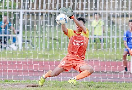 TM Khanh Vỹ (13, Trà Ôn) phán đoán chính xác trong pha sút luân lưu 11m của  Anh Khoa (10, Vũng Liêm).