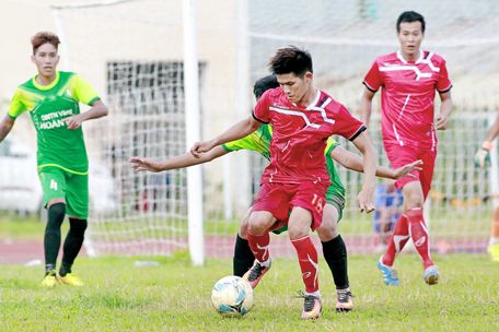 Pha tranh bóng trong trận giữa Phúc Hậu (12, Trà Ôn- áo xanh) trước Anh Khoa (18, Vũng Liêm).