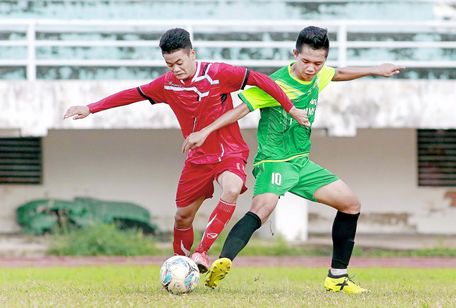 Pha tranh bóng trong trận giữa Anh Khoa (10, Trà Ôn- áo xanh) trước Văn Sang (15, Vũng Liêm).