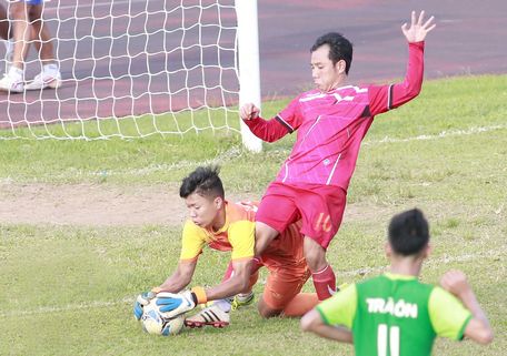 TM Khanh Vỹ (13, Trà Ôn) bắt bóng trong chân Tuấn Kiệt (10, Vũng Liêm).