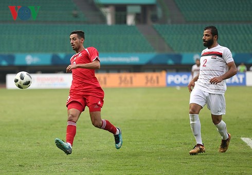 Olympic Palestine (đỏ) chơi lép vế hơn so với Olympic Syria (trắng). (Ảnh: Ngọc Duy)