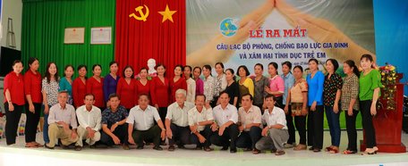Các thành viên CLB ra mắt tại buổi lễ.