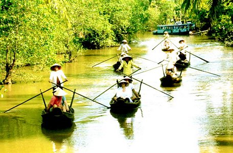 Chiếc nón lá gắn liền với người phụ nữ Vĩnh Long trong lao động, sản xuất.  Ảnh: Thanh Bình