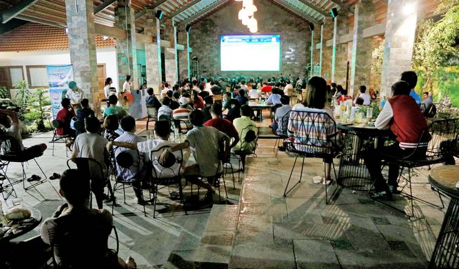 Tại một quán cà phê, NHM đến xem và cổ vũ cho đội Olympic Việt Nam rất đông với chiếc màn hình Led 500 inch cùng 4 màn hình khác 100- 49 inch.