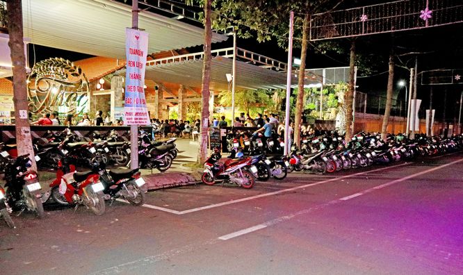 Lúc trận đấu diễn ra, đường phố vắng lặng.