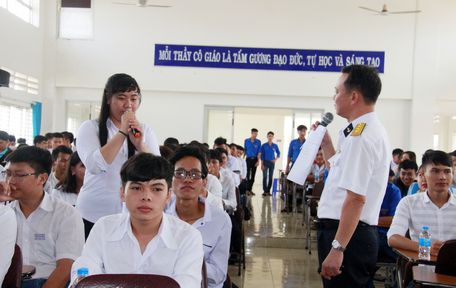 Thượng tá Vũ Hữu Khiêm- Phó Trưởng Phòng Tuyên huấn, Cục Chính trị Hải quân trao đổi với sinh viên về biển đảo.