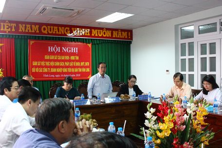 Ban Văn hóa- Xã hội HĐND tỉnh Vĩnh Long trong buổi giám sát ở BHXH tỉnh.