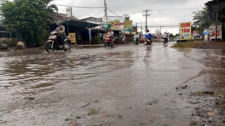  Càng nguy hiểm hơn, khi thời tiết mưa bão khiến nước ngập sâu như thế này.