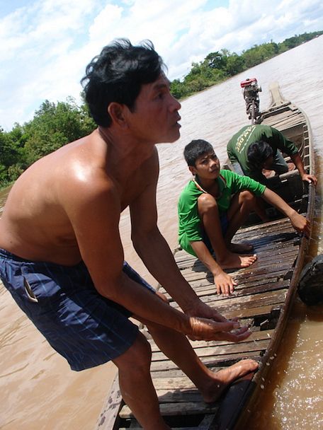  Đánh bắt cá linh trên sông - công việc vất vả nhưng mang lại thu nhập không hề nhỏ cho bà con vùng lũ.