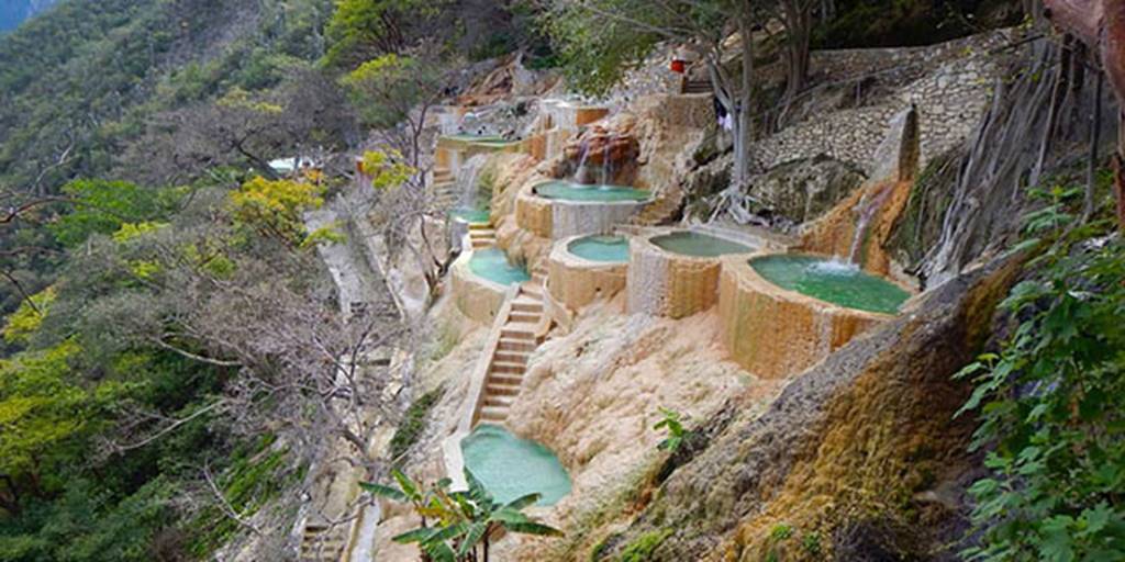  8. Las Grutas de Tolantogo ở Mexico-       Nếu thích cảm giác ngâm mình trong những bể khoáng nóng tự nhiên, vừa thư giãn ngắm núi rừng thì nơi này là điểm đến hoàn hảo. Được xây dựng trên những vách đá, nguồn nước ở đây được nung nóng bởi các ngọn núi lửa xung quanh. Khu du lịch này mở cửa quanh năm, trẻ em có thể vui chơi an toàn ở đây mà không phải lo lắng gì cả.