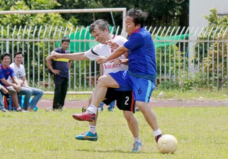 Pha tranh bóng vòng bảng, Vĩnh Long (áo trắng) thắng Tiền Giang 3-0.