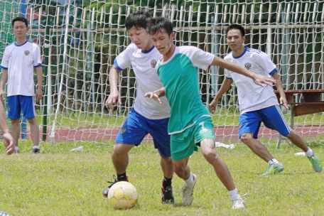 Pha tranh bóng trong trận bán kết 1, Trà Vinh (áo xanh) thắng Bình Phước 2-1.