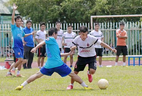 Pha tranh bóng trong trận bán kết 2, Đồng Tháp (áo xanh) thắng Vĩnh Long 1-0.