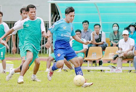 Pha tranh bóng trong trận chung kết giữa Đồng Tháp (áo xanh đậm) thắng Trà Vinh 2-0.