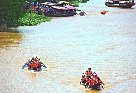  Các đội tham gia tranh tài ở nội dung nữ đua ghe tam bản.