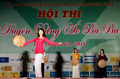 Phần thi trang phục áo bà ba truyền thống.