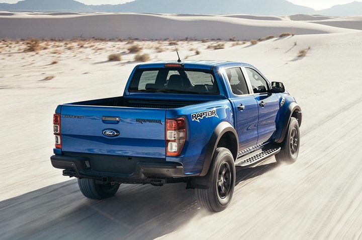 Ford Ranger Raptor: Đây là phiên bản hiệu suất cao của Ford Ranger được phát triển trực tiếp bởi Ford Performance. Xe sử dụng động cơ diesel I4 biturbo 2.0L cho công suất 210 mã lực, mô-men xoắn 500 Nm, đi kèm hộp số 10 cấp. (Ảnh: Autocar)