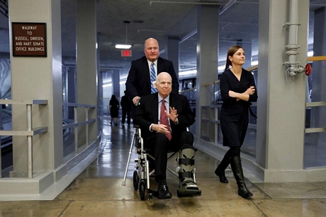 Ông John McCain tới Quốc hội bỏ phiếu tháng 12/2017. Ảnh: Reuters