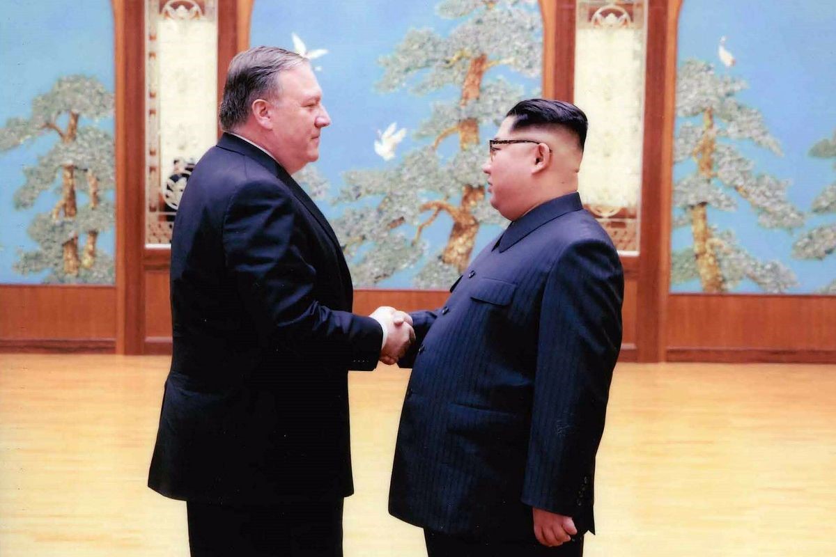 Ngoại trưởng Mỹ Mike Pompeo gặp gỡ nhà lãnh đạo Triều Tiên Kim Jong-un để chuẩn bị cho cuộc gặp thượng đỉnh Mỹ - Triều hồi tháng 6. Ảnh: AFP