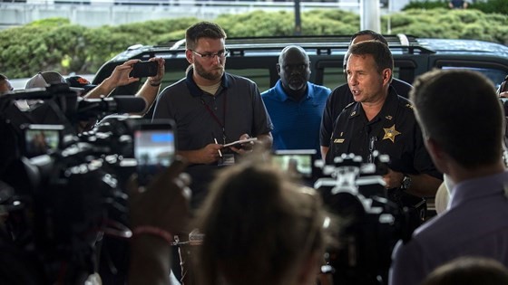 Cảnh sát trưởng thành phố Jacksonville Sheriff  - Mike Williams (phải) thông tin vụ xả súng với truyền thông. Ảnh: AP