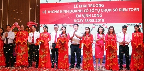 Bà Nguyễn Thu Phương- Phó Tổng Giám đốc Công ty CP Đầu tư kỹ thuật Berjaya Gia Thịnh trao quỹ an sinh xã hội cho ông Nguyễn Văn Sang- Phó Chủ tịch Thường trực Ủy Ban MTTQ Việt Nam tỉnh Vĩnh Long.