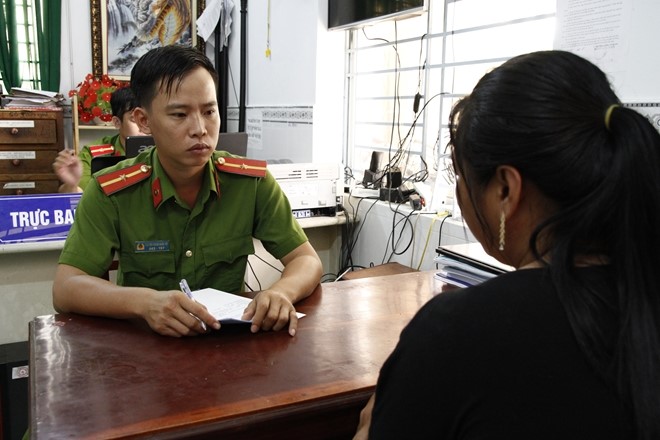 Chị T. đang trò chuyện với cán bộ Công an phường Hưng Phú, sau khi bỏ ý định ngảy cầu Cần Thơ tự tử. 