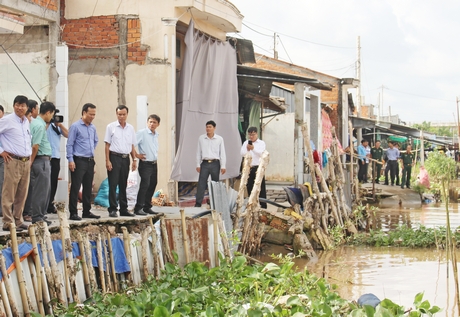 Đoàn đi khảo sát tại điểm sạt lở bờ kênh Hai Quý.