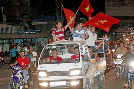 Mừng đội tuyển bóng đá quốc gia thắng trận- một cách “xuống đường” được mọi người đồng tình, khuyến khích. Ảnh: Tư liệu