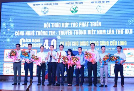 Ông Lữ Quang Ngời- Ủy viên Thường vụ Tỉnh ủy, Phó Chủ tịch UBND tỉnh Vĩnh Long và ông Bùi Mạnh Hải- Chủ tịch Hội Tin học Việt Nam tặng hoa cho các đơn vị tài trợ và tham gia triển lãm.