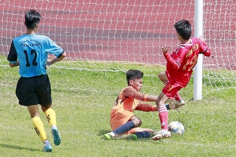 Pha tranh bóng trong trận bóng đá tranh HCĐ, giữa Vũng Liêm (áo đỏ) thắng Tam Bình 2-0.