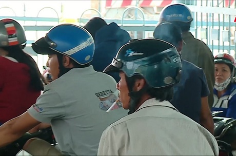 Nhiều người hút thuốc lá khi qua phà Đình Khao.