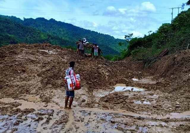 Việc đi lại của người dân vô cùng khó khăn do giao thông bị cô lập hoàn toàn