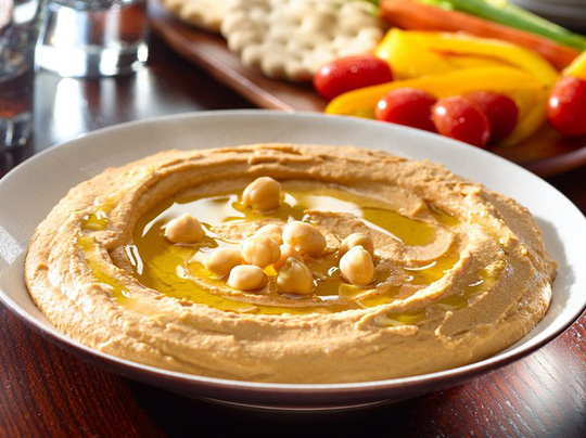 Hummus không thực sự là một món ăn, mà nó là một món kiểu quết chấm nổi tiếng được làm từ đậu xanh, dầu ô liu, nước chanh, tahini, muối và tỏi. Nó được phục vụ kèm với các món ăn khác như Shawarma và bánh mì pita. Nó cũng là một món khai vị hoàn hảo với khẩu vị độc đáo.