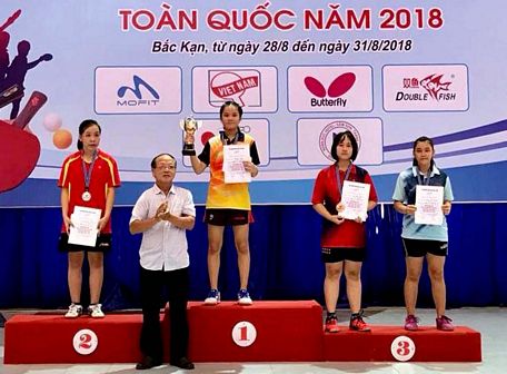 Cây vợt trẻ Đồng Bảo Trân (bìa phải) mang về chiếc HCĐ nội dung nữ 12- 13 tuổi.