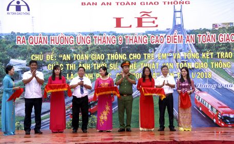  Ban tổ chức cuộc thi cắt băng khai mạc triển lãm ảnh.