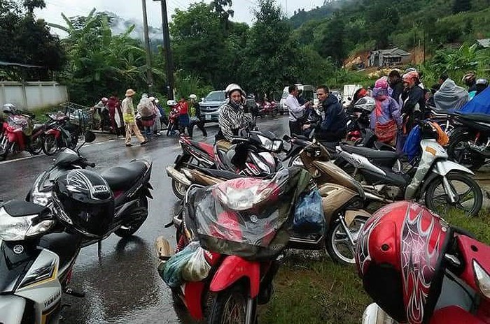 Sạt lở đường đã gây ách tắc cho nhiều tuyến giao thông trong nhiều giờ, nhất là các tuyến quốc lộ chính