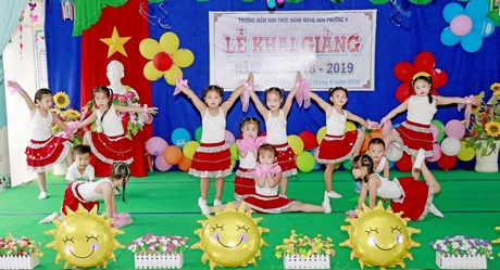 Học sinh khối lá biểu diễn văn nghệ trong lễ khai giảng năm học mới 2018- 2019.