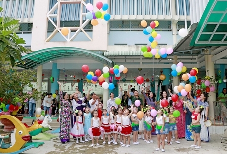 Đại biểu, giáo viên và học sinh thả bong bóng trong lễ khai giảng năm học mới.