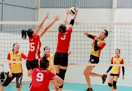 Pha tranh bóng trong trận tập huấn giữa năm 2018, đội nữ Truyền hình Vĩnh Long (áo vàng) gặp VTV  Bình Điền Long An.