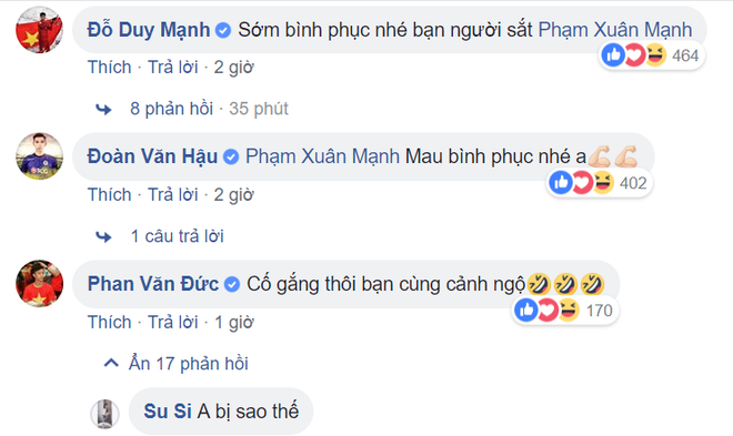 Các đồng đội U23 Việt Nam động viên Xuân Mạnh