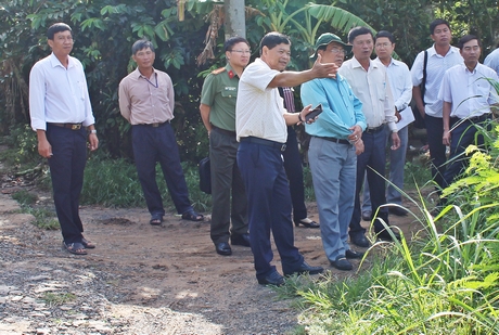 Đoàn đi thực tế tại tuyến đường ấp 1- ấp 2- ấp Kinh.