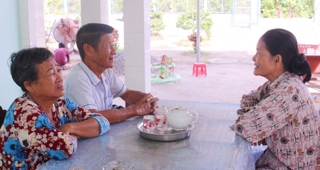 Nữ Bí thư Chi bộ ấp- Trần Thy Ta (bên phải) luôn sâu sát, gần gũi lắng nghe ý kiến, nguyện vọng nhân dân.