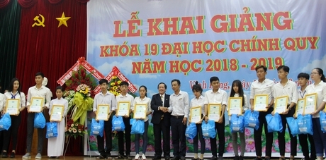 Doanh nghiệp và Hội khuyến học Trường ĐH Cửu Long tặng quà cho tân sinh viên thủ khoa ngành.